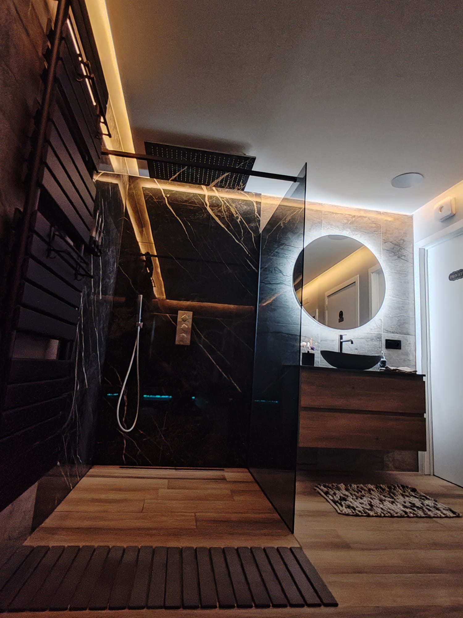 Luxe badkamer met inloopdouche in zwart marmer