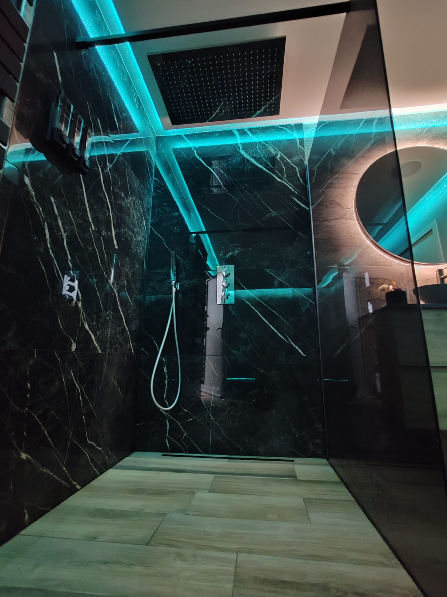 Inloopdouche in zwart marmer met sfeervolle led-verlichting