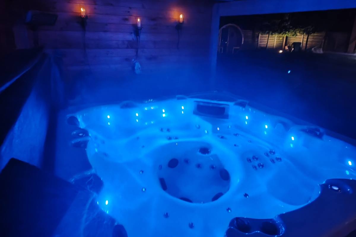 Jacuzzi bij kaarslicht