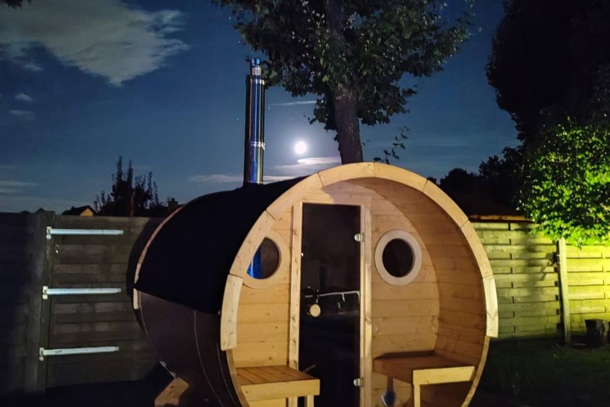 Finse barrelsauna bij nacht