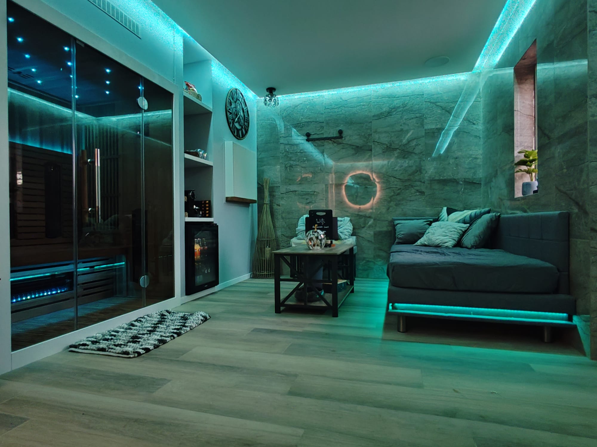 Wellnesslounge met badjassen, handdoeken en minibar